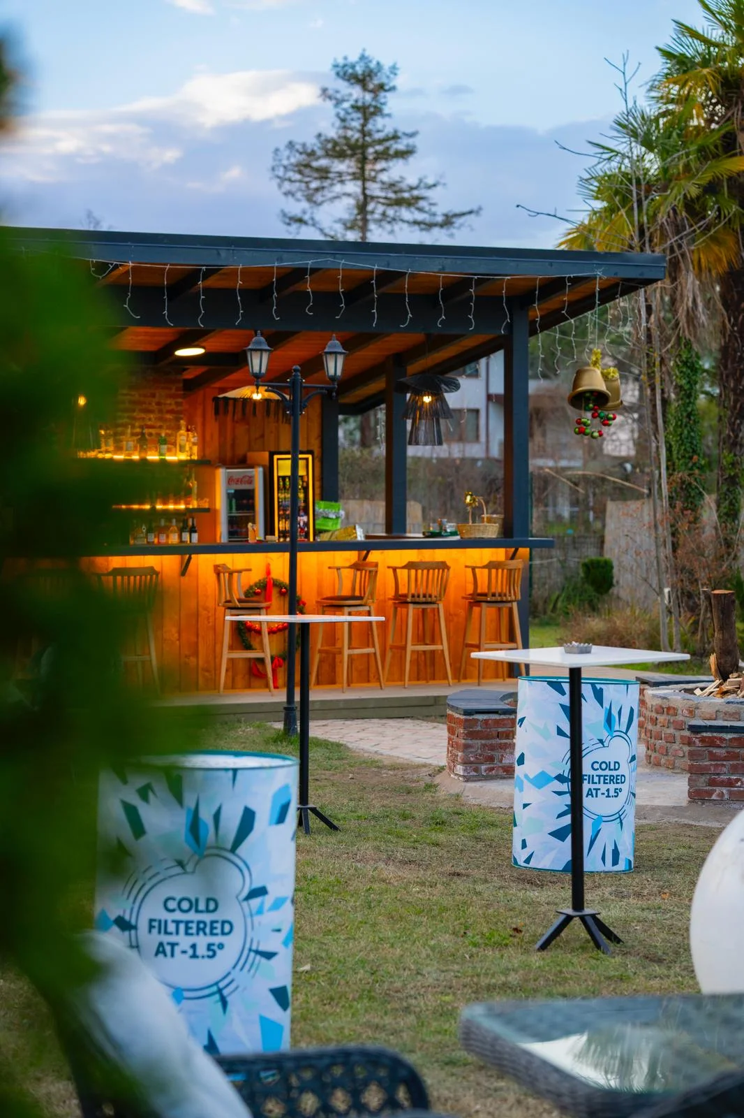 Outdoor dining arrangement